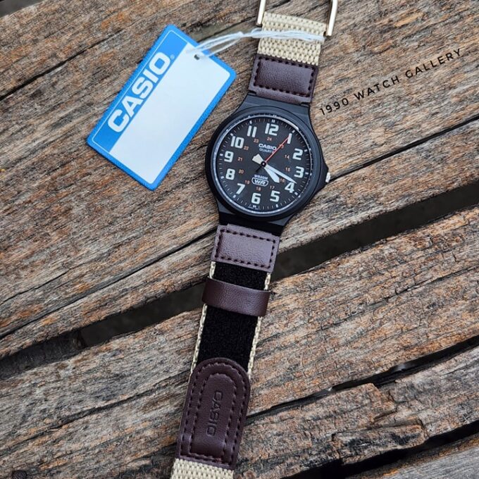 Montre Casio MW-240B-5BVDF - Style Outdoor avec Cadran Orange et Bracelet Bi-ton