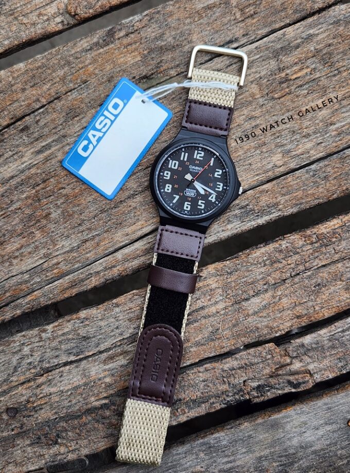 Montre Casio MW-240B-5BVDF - Style Outdoor avec Cadran Orange et Bracelet Bi-ton