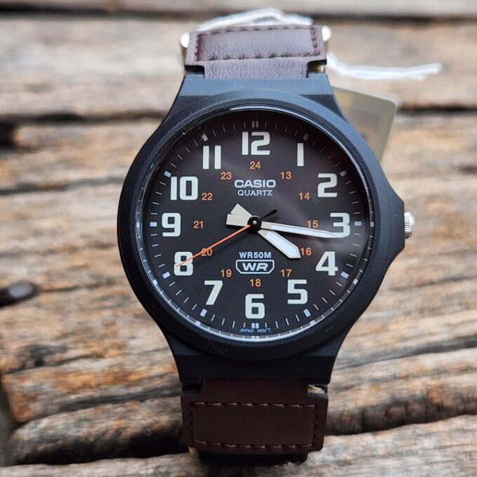 Montre Casio MW-240B-5BVDF - Style Outdoor avec Cadran Orange et Bracelet Bi-ton