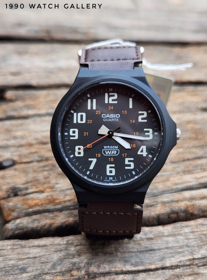 Montre Casio MW-240B-5BVDF - Style Outdoor avec Cadran Orange et Bracelet Bi-ton