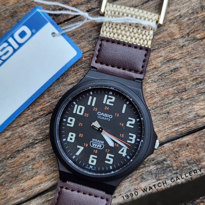 Montre Casio MW-240B-5BVDF - Style Outdoor avec Cadran Orange et Bracelet Bi-ton