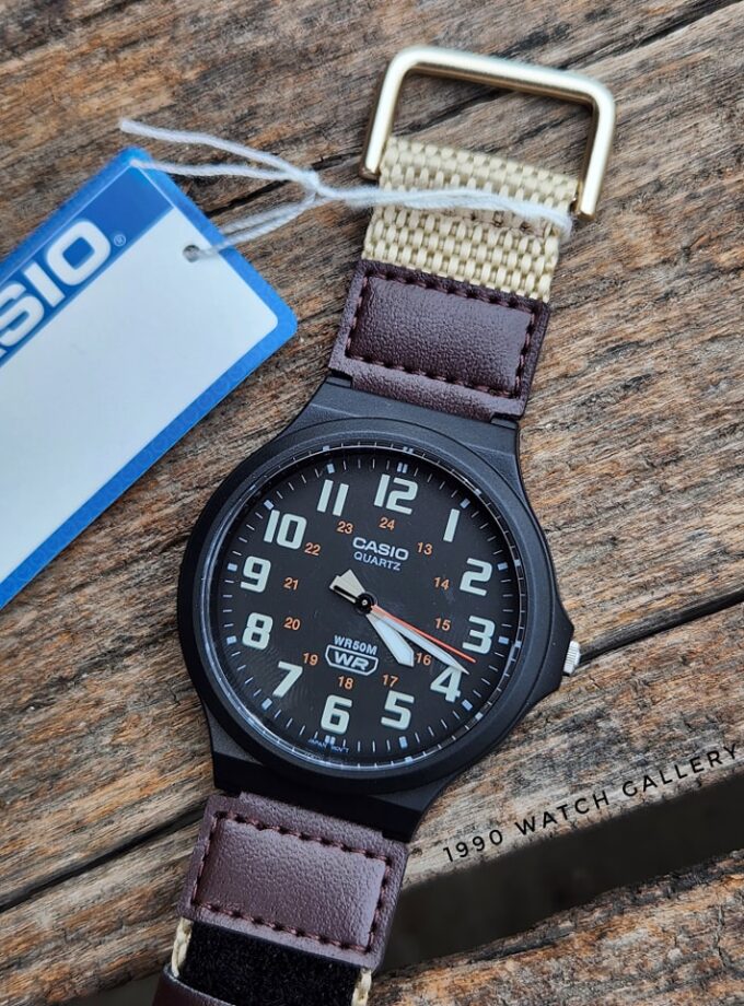 Montre Casio MW-240B-5BVDF - Style Outdoor avec Cadran Orange et Bracelet Bi-ton