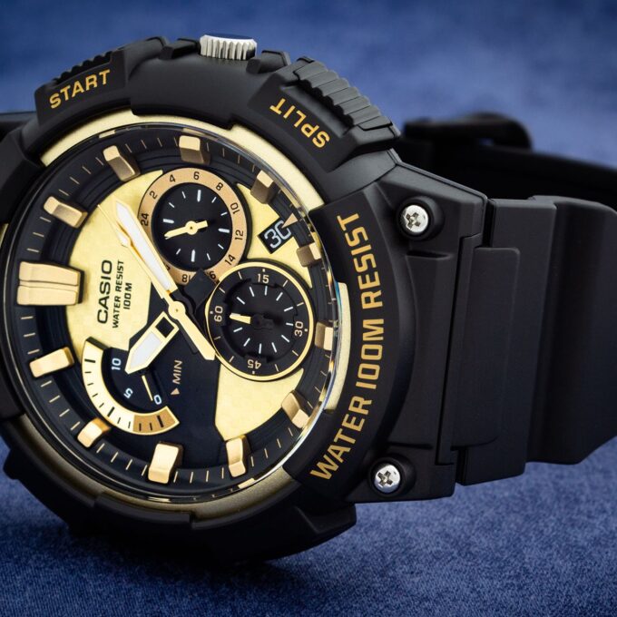 Montre Casio MCW-200H-9AVDF - Design Pratique avec Éclairage et Affichage Lumineux