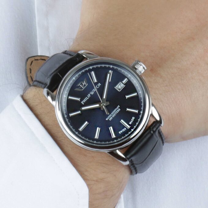 Montre Homme Philip Watch Kent – R8251178013 – Boîtier Inoxydable 47x40 mm Argent et Noir – Bracelet Cuir Noir – Verre Minéral – Boucle de Boucle – Résistante à l'Eau 10 ATM – Fabriquée en Suisse – Garantie 2 Ans – Emballage Original Philip Watch.