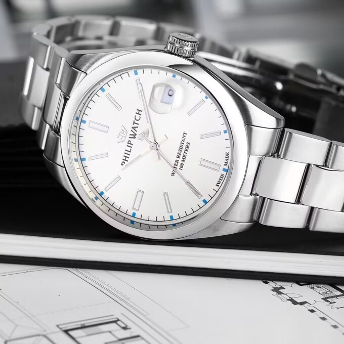 Montre Homme Philip Watch Caribe Urban – R8253597096 – Mouvement ETA F06.115 – Boîtier Acier 39 mm – Cadran Blanc avec Affichage de la Date – Bracelet Métal Argent – Verre Saphir Anti-reflet – Boucle Plongeur avec Sécurité – Résistante à l'Eau 10 ATM – Garantie Internationale Philip Watch. - Verre Saphir
