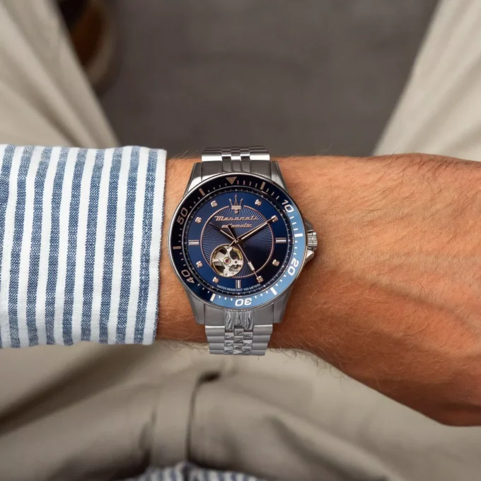 Montre Homme Maserati Sfida – R8823140013 – Boîtier Acier 44 mm Argenté – Mouvement Automatique – Affichage Analogique – Bracelet Acier Argent – Étanchéité 100 m (10 ATM) – Boucle Déployante – Design Élégant et Raffiné.