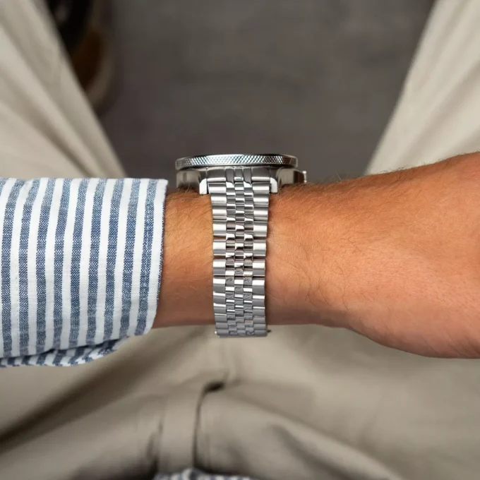 Montre Homme Maserati Sfida – R8823140013 – Boîtier Acier 44 mm Argenté – Mouvement Automatique – Affichage Analogique – Bracelet Acier Argent – Étanchéité 100 m (10 ATM) – Boucle Déployante – Design Élégant et Raffiné.