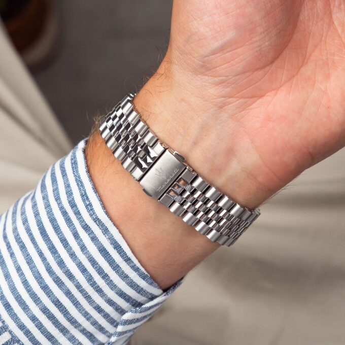 Montre Homme Maserati Sfida – R8823140013 – Boîtier Acier 44 mm Argenté – Mouvement Automatique – Affichage Analogique – Bracelet Acier Argent – Étanchéité 100 m (10 ATM) – Boucle Déployante – Design Élégant et Raffiné.