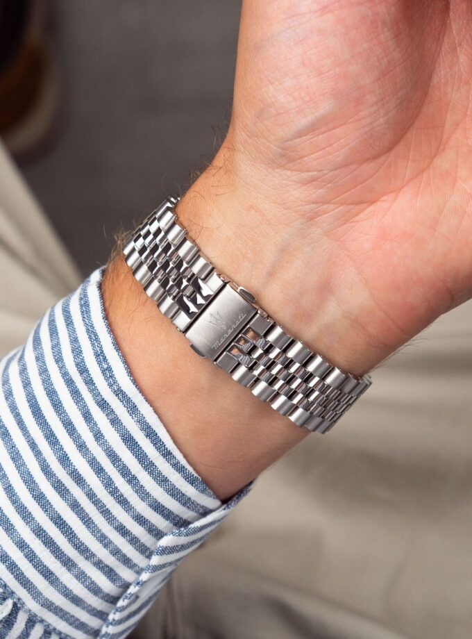 Montre Homme Maserati Sfida – R8823140013 – Boîtier Acier 44 mm Argenté – Mouvement Automatique – Affichage Analogique – Bracelet Acier Argent – Étanchéité 100 m (10 ATM) – Boucle Déployante – Design Élégant et Raffiné.