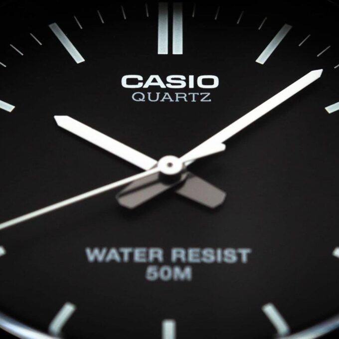 Montre Classique Homme - Casio MW-240-1EVDF - Quartz, Bracelet Résine, Étanche 50m, Cadran Noir - Référence MW-240-1EVDF