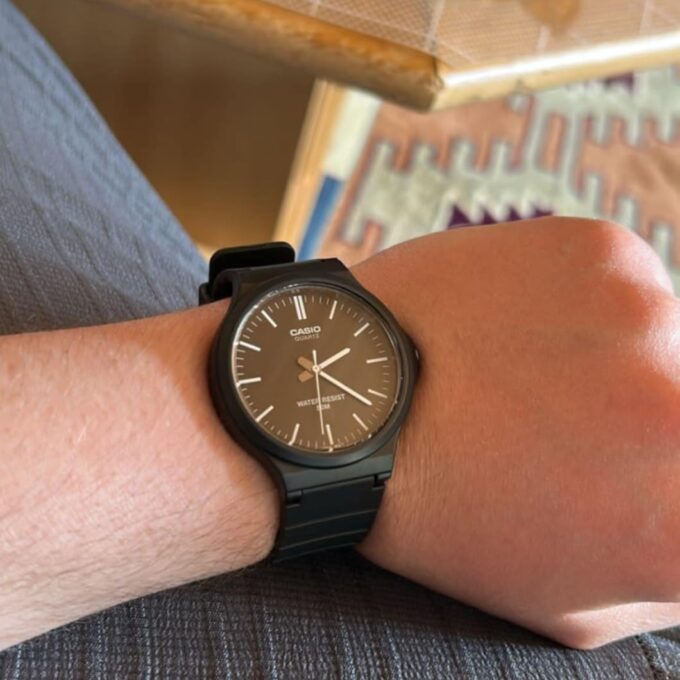 Montre Classique Homme - Casio MW-240-1EVDF - Quartz, Bracelet Résine, Étanche 50m, Cadran Noir - Référence MW-240-1EVDF