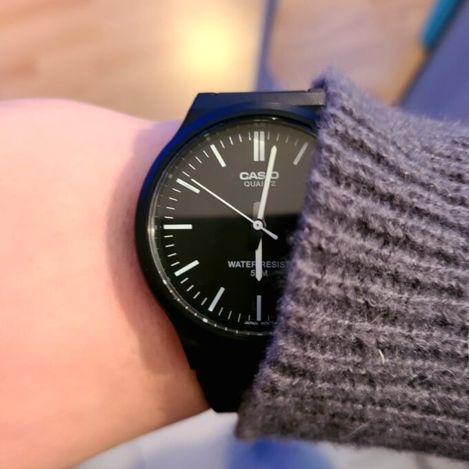 Montre Classique Homme - Casio MW-240-1EVDF - Quartz, Bracelet Résine, Étanche 50m, Cadran Noir - Référence MW-240-1EVDF