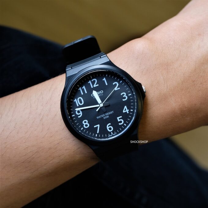 Montre Classique Homme Casio MW-240-1BVDF – Quartz, Bracelet Résine Noire, Étanche 50m, Grand Cadran – Référence MW-240-1BVDF