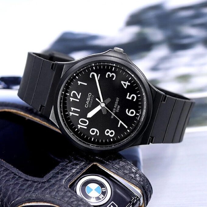 Montre Classique Homme Casio MW-240-1BVDF – Quartz, Bracelet Résine Noire, Étanche 50m, Grand Cadran – Référence MW-240-1BVDF