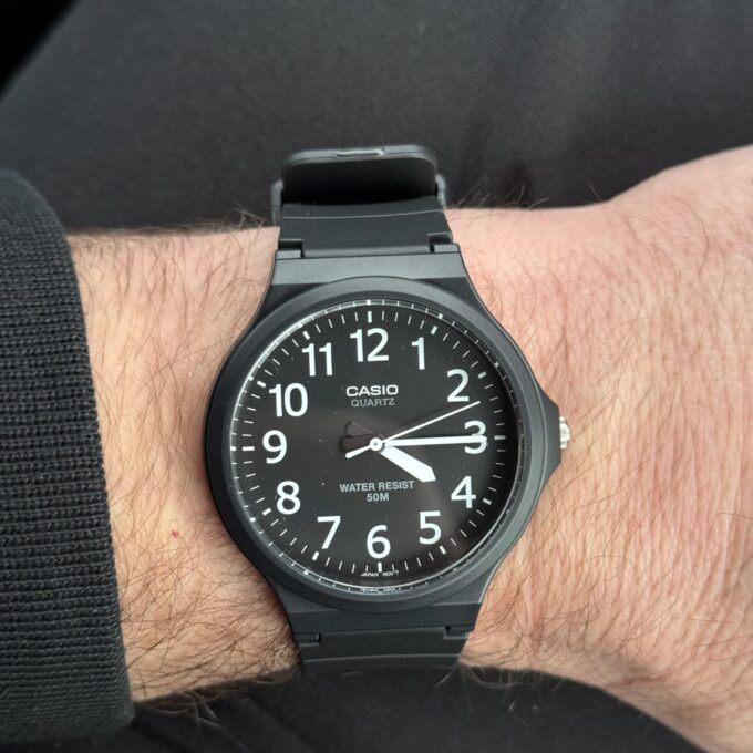 Montre Classique Homme Casio MW-240-1BVDF – Quartz, Bracelet Résine Noire, Étanche 50m, Grand Cadran – Référence MW-240-1BVDF