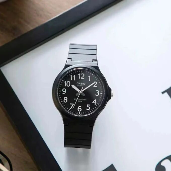 Montre Classique Homme Casio MW-240-1BVDF – Quartz, Bracelet Résine Noire, Étanche 50m, Grand Cadran – Référence MW-240-1BVDF