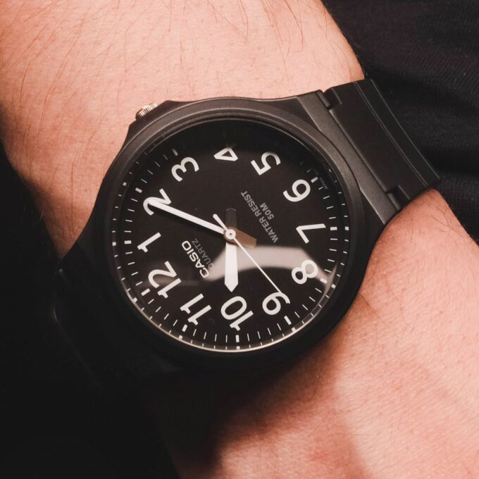 Montre Classique Homme Casio MW-240-1BVDF – Quartz, Bracelet Résine Noire, Étanche 50m, Grand Cadran – Référence MW-240-1BVDF