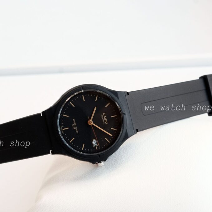 Montre Unisexe CASIO MW-59-1EV – Boîtier Résine Noir 40 mm – Affichage Analogique avec Date – Verre Plexiglas – Bracelet Résine Noir – Étanchéité 5 Bars – Légère et Fonctionnelle pour un Usage Quotidien