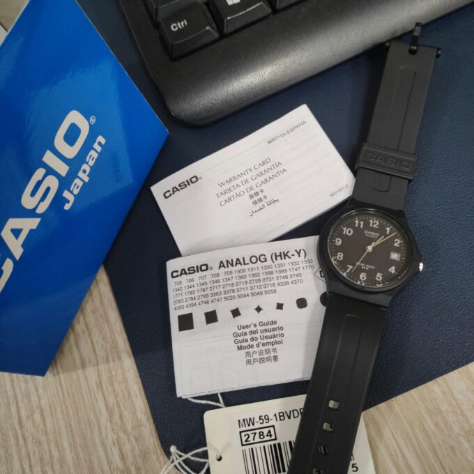 Montre Unisexe CASIO MW-59-1EV – Boîtier Résine Noir 40 mm – Affichage Analogique avec Date – Verre Plexiglas – Bracelet Résine Noir – Étanchéité 5 Bars – Légère et Fonctionnelle pour un Usage Quotidien