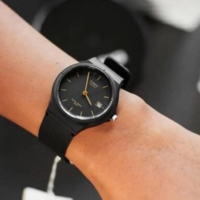 Montre Unisexe CASIO MW-59-1EV – Boîtier Résine Noir 40 mm – Affichage Analogique avec Date – Verre Plexiglas – Bracelet Résine Noir – Étanchéité 5 Bars – Légère et Fonctionnelle pour un Usage Quotidien