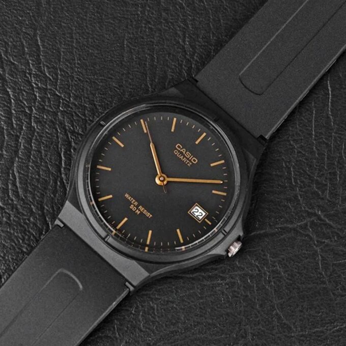 Montre Unisexe CASIO MW-59-1EV – Boîtier Résine Noir 40 mm – Affichage Analogique avec Date – Verre Plexiglas – Bracelet Résine Noir – Étanchéité 5 Bars – Légère et Fonctionnelle pour un Usage Quotidien