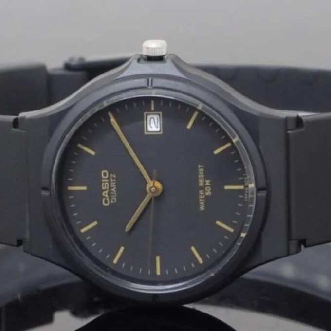 Montre Unisexe CASIO MW-59-1EV – Boîtier Résine Noir 40 mm – Affichage Analogique avec Date – Verre Plexiglas – Bracelet Résine Noir – Étanchéité 5 Bars – Légère et Fonctionnelle pour un Usage Quotidien