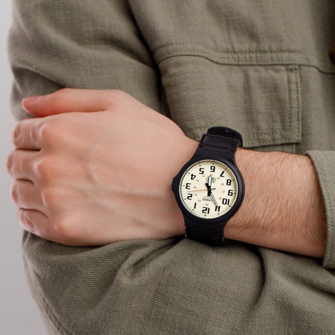 Casio MW-240B-3BVDF - Montre Élégante pour Activités Extérieures avec 50m d'Étanchéité