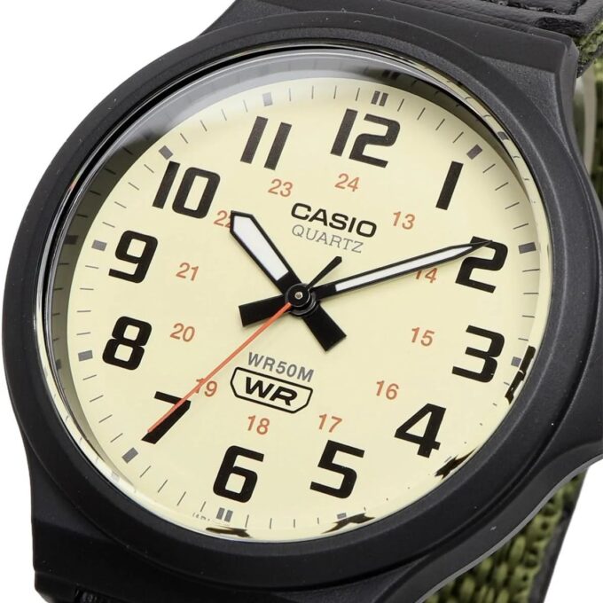 Casio MW-240B-3BVDF - Montre Élégante pour Activités Extérieures avec 50m d'Étanchéité