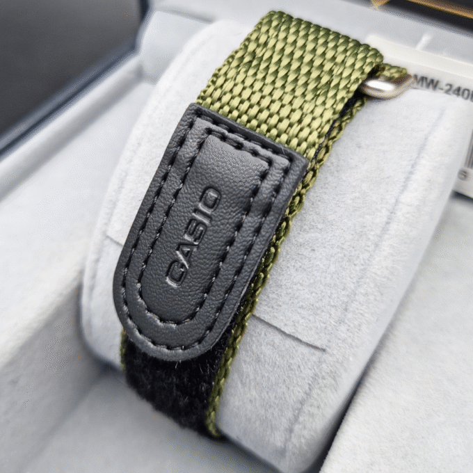 Casio MW-240B-3BVDF - Montre Élégante pour Activités Extérieures avec 50m d'Étanchéité