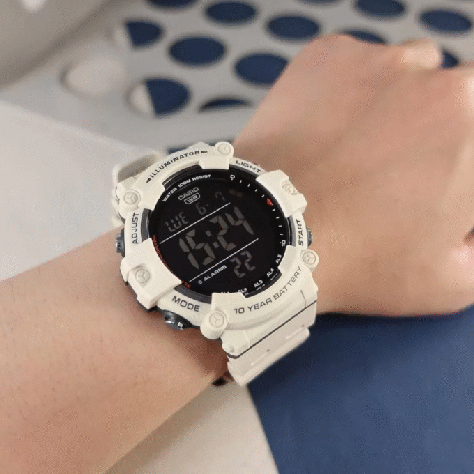 Montre Casio AE-1500WH-8B2VDF - Design Pratique avec Éclairage LED et Bracelet en Résine - 5 Alarmes