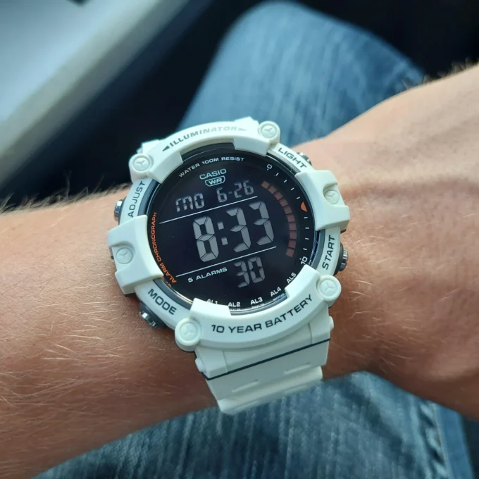 Montre Casio AE-1500WH-8B2VDF - Design Pratique avec Éclairage LED et Bracelet en Résine - 5 Alarmes