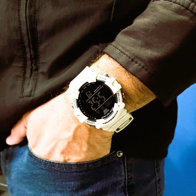 Montre Casio AE-1500WH-8B2VDF - Design Pratique avec Éclairage LED et Bracelet en Résine - 5 Alarmes