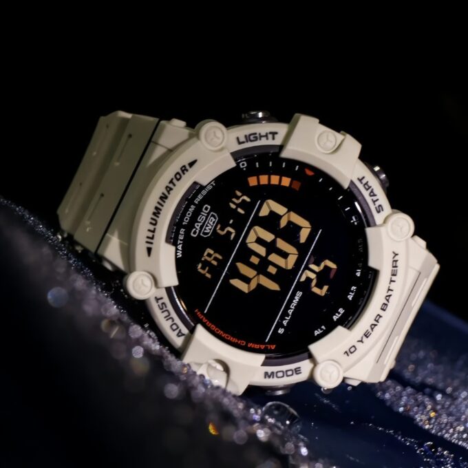 Montre Casio AE-1500WH-8B2VDF - Design Pratique avec Éclairage LED et Bracelet en Résine - 5 Alarmes