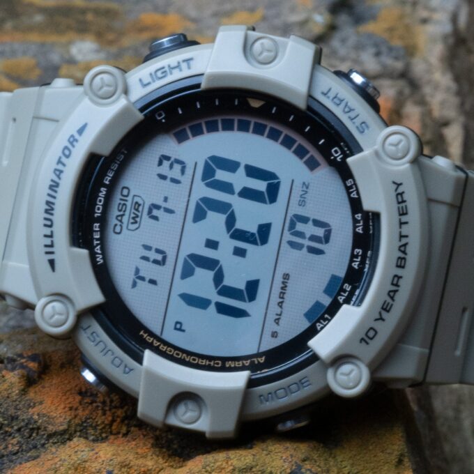 Montre Casio AE-1500WH-8B2VDF - Design Pratique avec Éclairage LED et Bracelet en Résine - 5 Alarmes