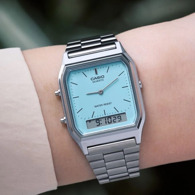 Montre Casio AQ-230A-2A1MQYDF - Design Pratique avec Chronomètre et Alarme Quotidienne - Verre Saphir