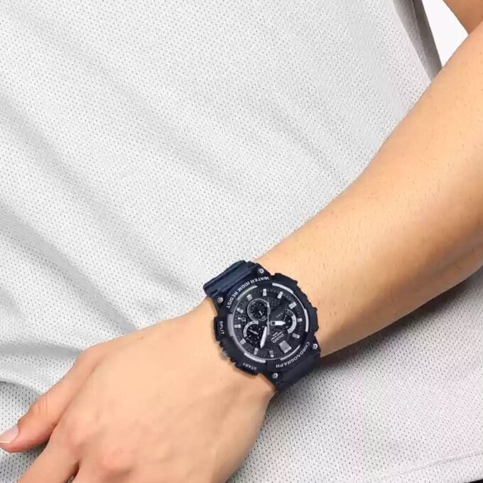 Casio MCW-200H-1AVDF - Montre Multifonctionnelle avec Résistance à l'Eau de 200 mètres - Verre Saphir