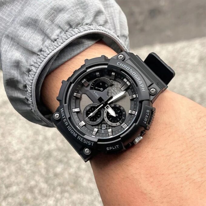 Casio MCW-200H-1AVDF - Montre Multifonctionnelle avec Résistance à l'Eau de 200 mètres - Verre Saphir