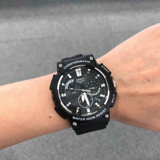 Casio MCW-200H-1AVDF - Montre Multifonctionnelle avec Résistance à l'Eau de 200 mètres - Verre Saphir