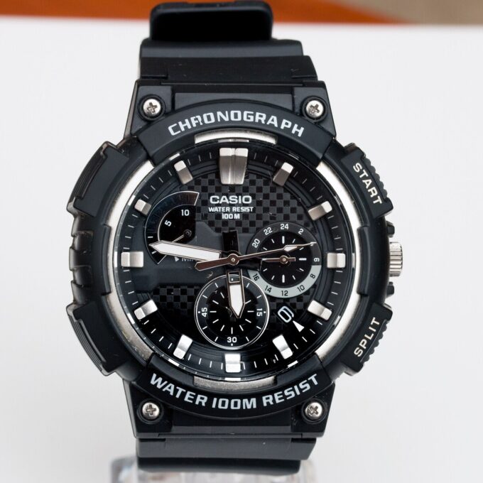 Casio MCW-200H-1AVDF - Montre Multifonctionnelle avec Résistance à l'Eau de 200 mètres - Verre Saphir