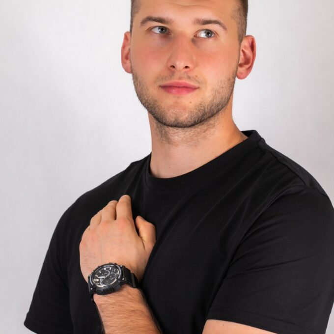 Casio MCW-200H-1AVDF - Montre Multifonctionnelle avec Résistance à l'Eau de 200 mètres - Verre Saphir