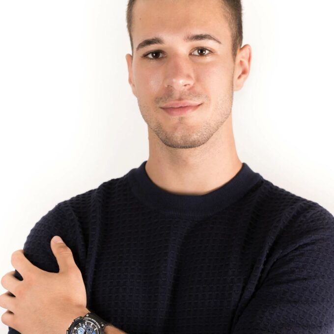 Casio MCW-200H-1AVDF - Montre Multifonctionnelle avec Résistance à l'Eau de 200 mètres - Verre Saphir