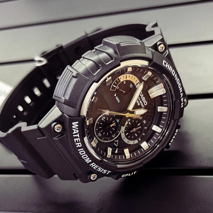 Casio MCW-200H-1AVDF - Montre Multifonctionnelle avec Résistance à l'Eau de 200 mètres - Verre Saphir