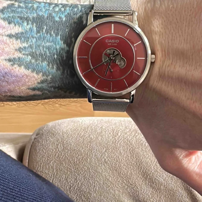 Casio MTP-B130M-4AVDF - Montre Élégante pour Homme avec Résistance à l'Eau