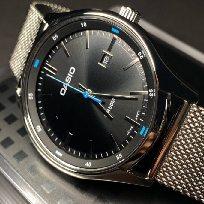 Montre Homme Casio - Élégance Classique avec Cadran Noir et Bracelet en Acier - MTP-E710M-1AVDF