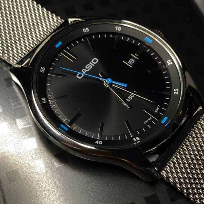 Montre Homme Casio - Élégance Classique avec Cadran Noir et Bracelet en Acier - MTP-E710M-1AVDF