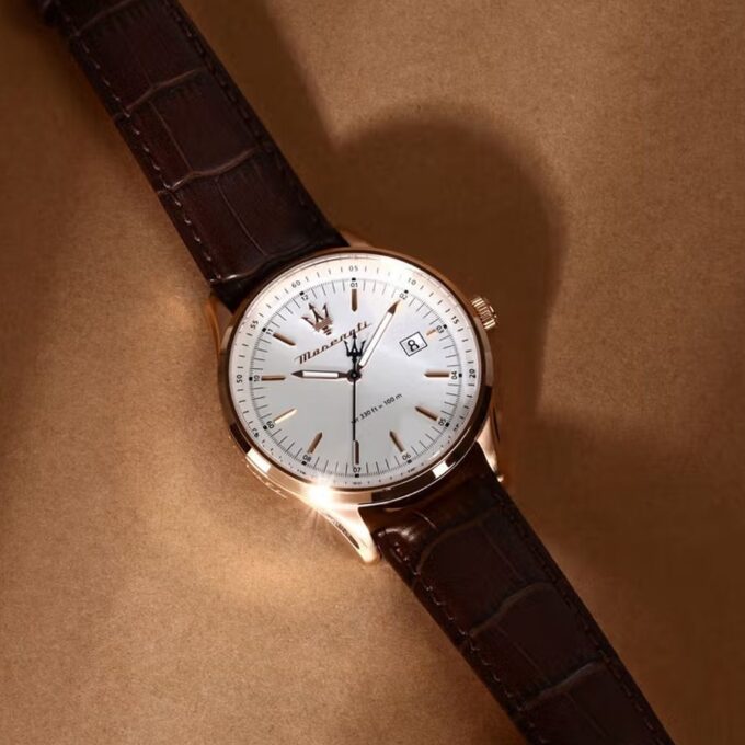 Montre Homme Maserati Sorpasso – R8851124002 – Bracelet en Cuir Véritable – Boîtier en Acier Inoxydable Or Rose – Cadran Argent Sunray – Résistante à l'Eau 10 ATM – 42 mm – Boucle Ardillon – Mouvement Analogique – Emballage d'Origine Maserati