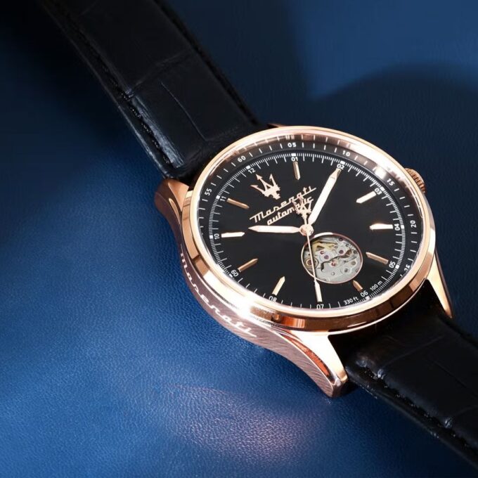 Montre Homme Maserati Sorpasso – R8821124001 – Automatique – Cadran à Cœur Ouvert – Bracelet en Cuir – Couronne à Vis – Fréquence 21 600 – Largeur de la Patte 21 mm