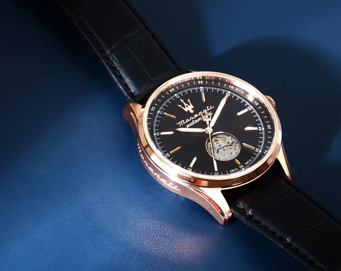 montre homme maserati sorpasso – r8821124001 – automatique – cadran à cœur ouvert – bracelet en cuir – couronne à vis – fréquence 21 600 – largeur de la patte 21 mm