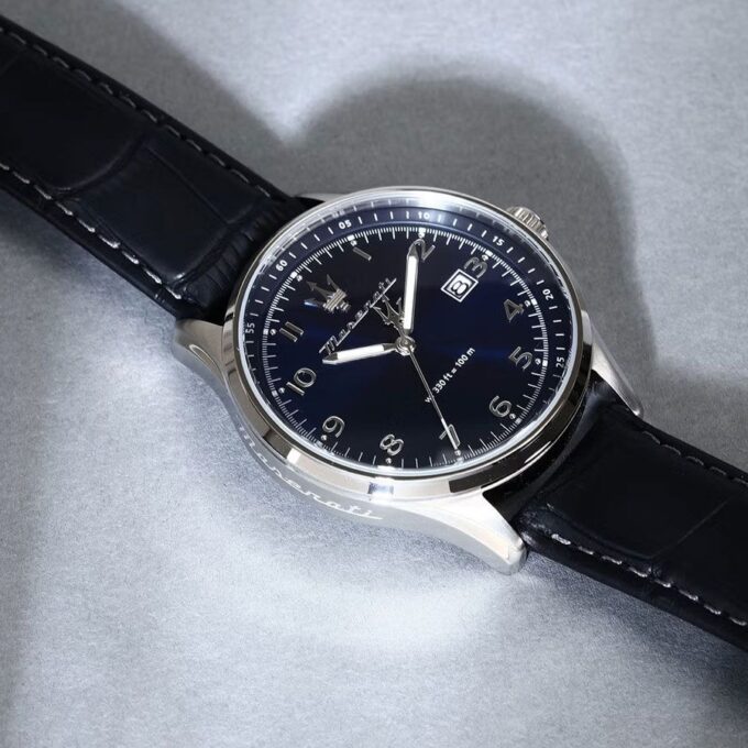 montre maserati sorpasso – r8851124003 – boîtier inox 42 mm – mouvement miyota – bracelet en cuir – cristal minéral – résistante à l'eau 10 atm (adaptée à la natation) – garantie 2 ans.