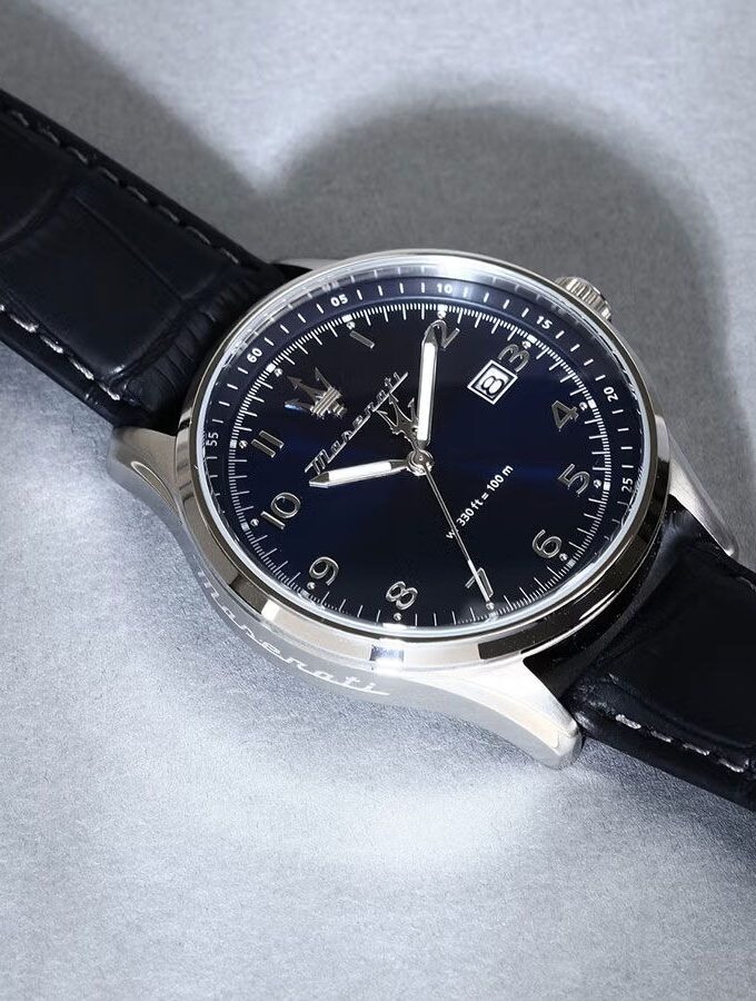 montre maserati sorpasso – r8851124003 – boîtier inox 42 mm – mouvement miyota – bracelet en cuir – cristal minéral – résistante à l'eau 10 atm (adaptée à la natation) – garantie 2 ans.